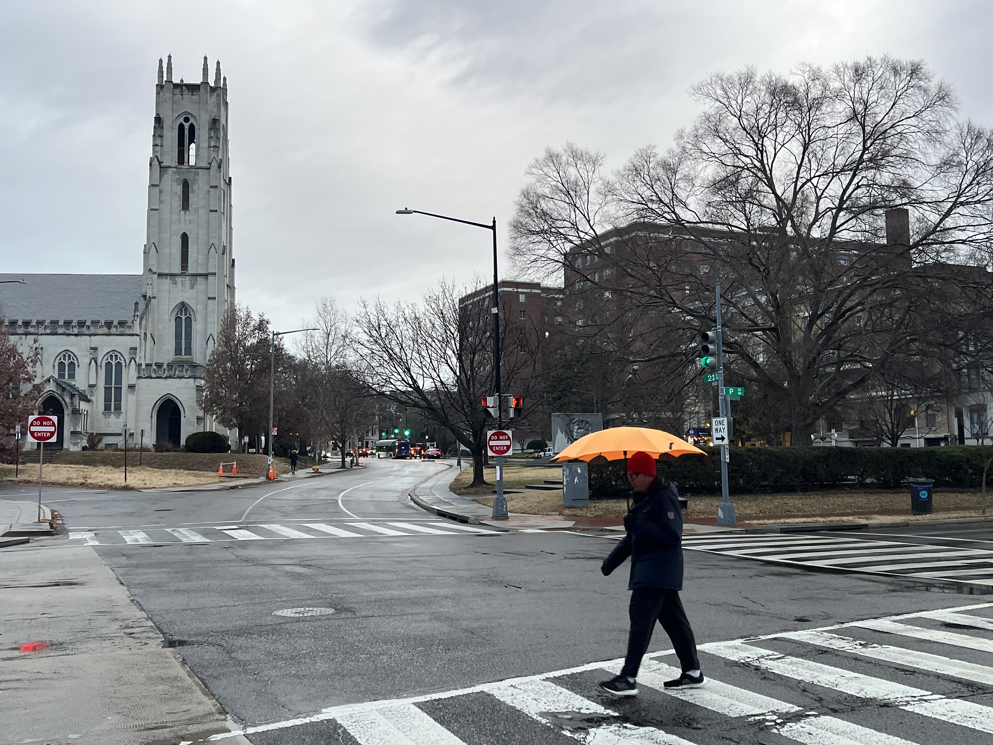 CWG live: Waves of showers late today into the evening; rainy Saturday