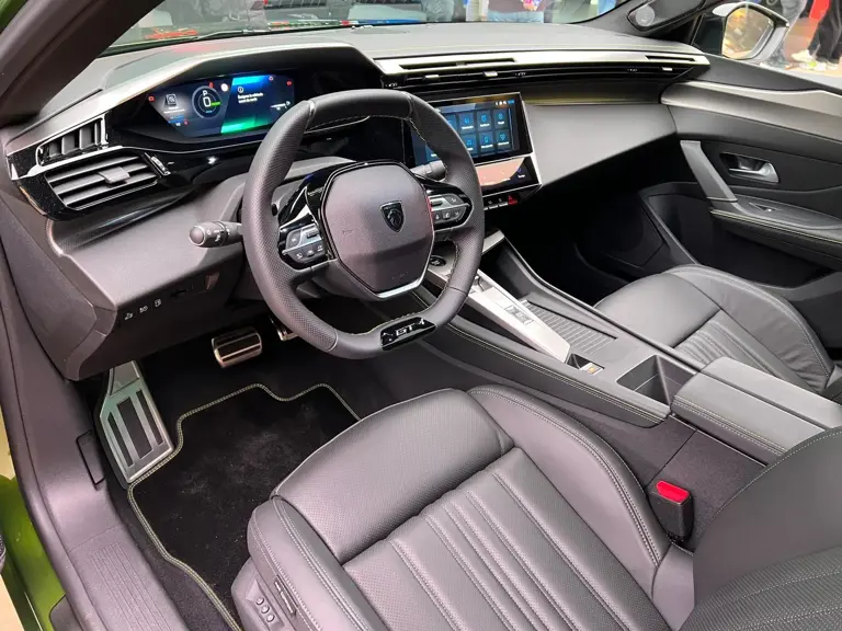 Ecco la nuova Peugeot 408: si evolve con logo illuminato e la versione ...