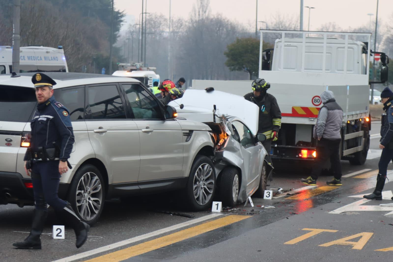 Incidente all’incrocio tra via Novara e via Caldera: in coma una donna ...