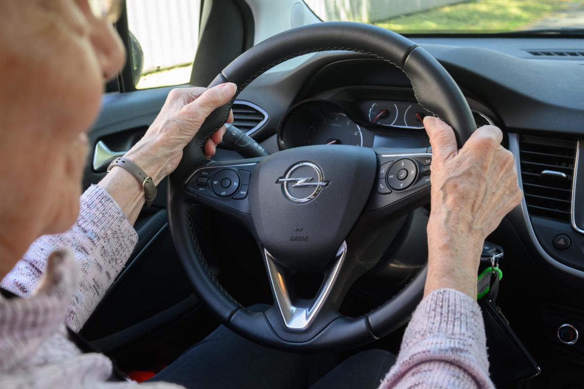 Elegantes Darf Man Mit Einem Auge Auto Fahren Bild