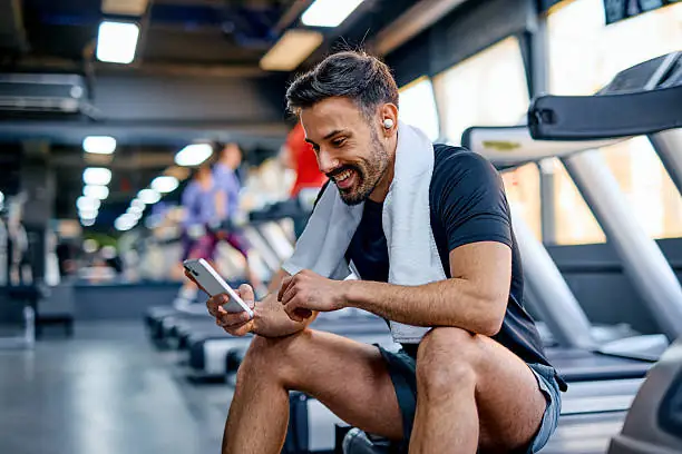 Uso de fones de ouvido pode causar danos à audição, alertam estudos