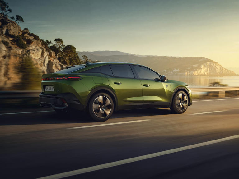 Nuova Peugeot 408, il restyling si presenta a Bruxelles: ecco cosa cambia