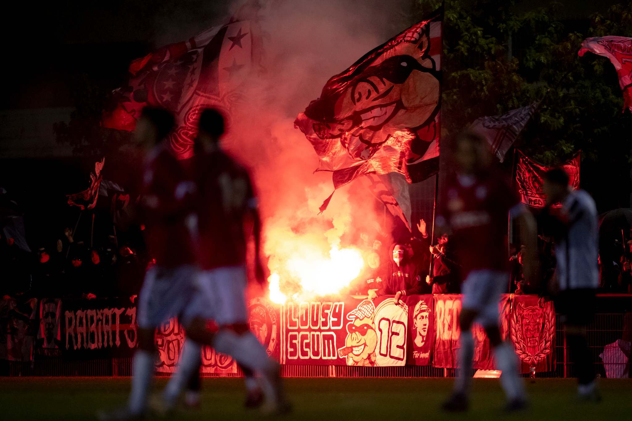 Sion-Fan half Pyro-Zündern, sich zu verstecken – saftige Busse