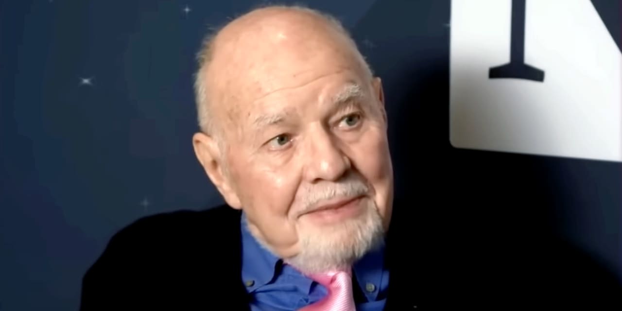 Gloom, Boom and Doom author recommends buying gold but not bitcoin