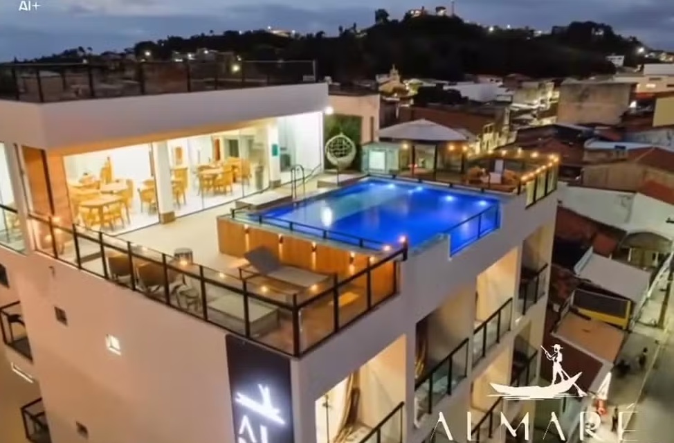 Mãe e filho de 11 anos morrem após descarga elétrica em piscina de pousada