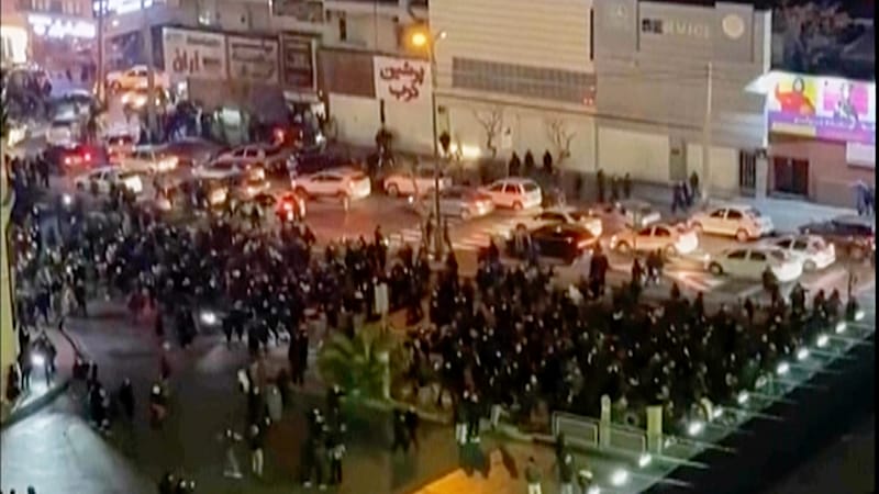 Iranianos gritam "morte ao ditador" após noite de protestos