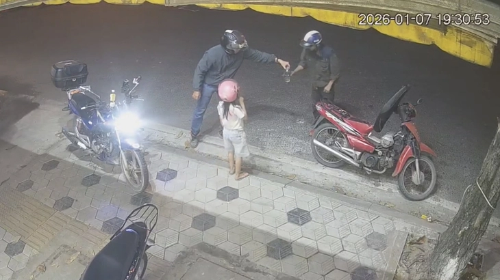 Rút xăng cho hai cha con dắt bộ trên đường: Câu chuyện đẹp ở thành phố nghĩa tình cần lan tỏa