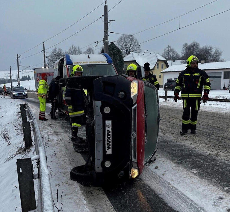 Die Einsatzkräfte stellten das Mopedauto händisch wieder auf.
