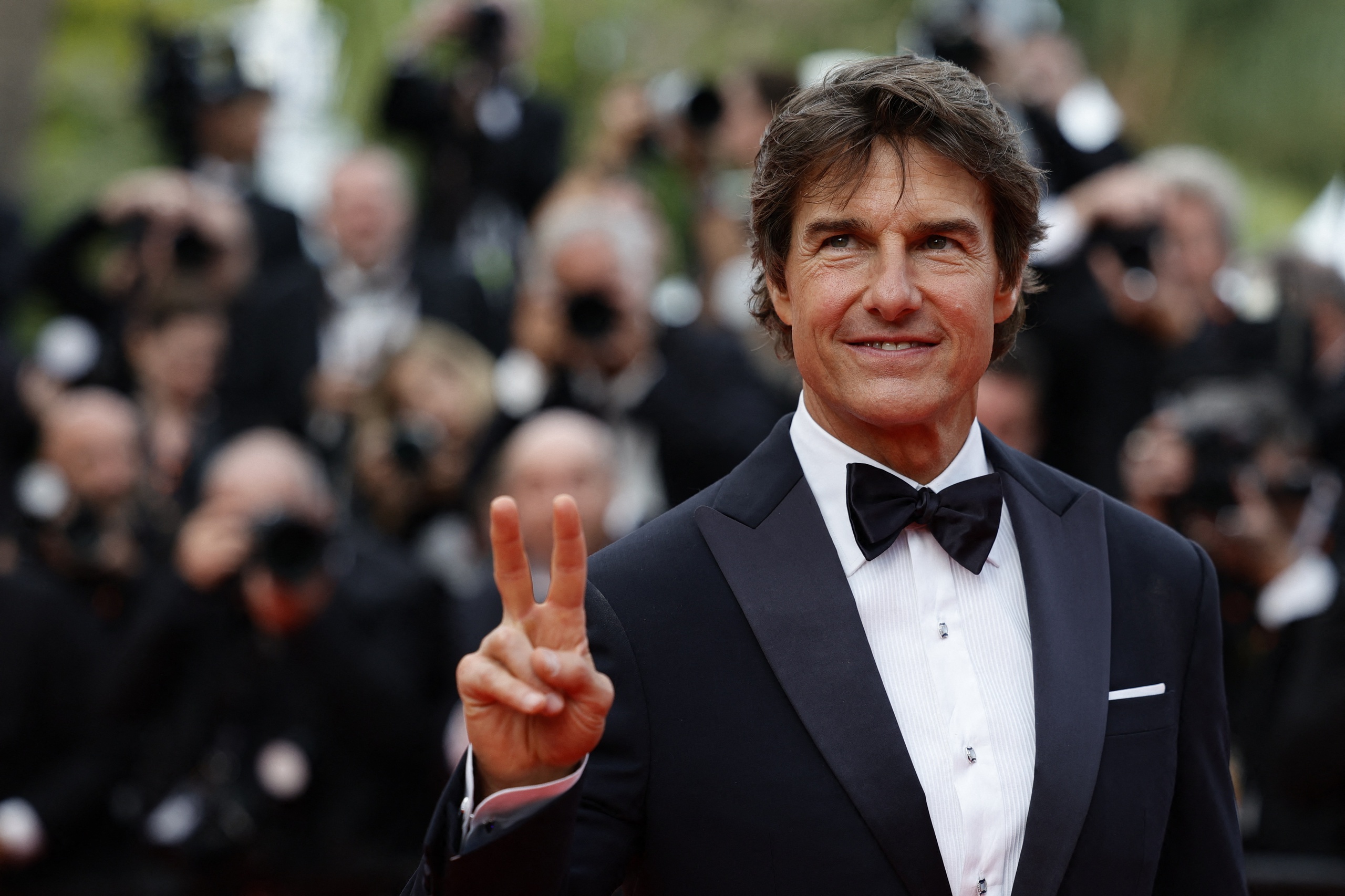 Tom Cruise lội bùn quay cảnh hành động trong phim Star Wars phần mới