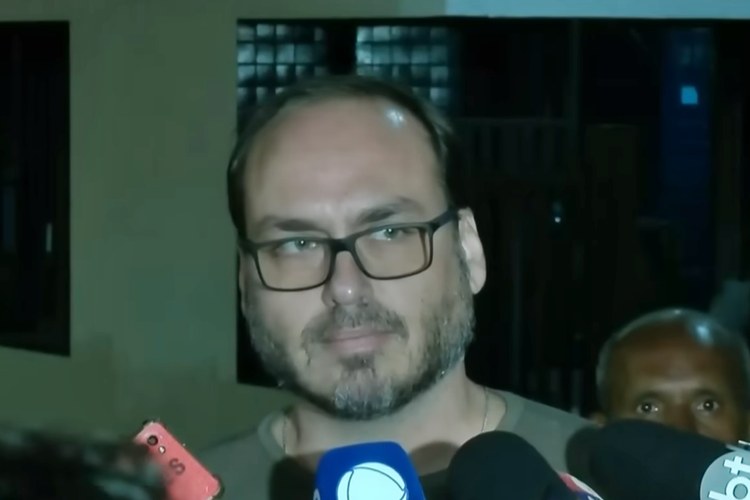 Carlos Bolsonaro diz que o Brasil está sendo destruído por Lula