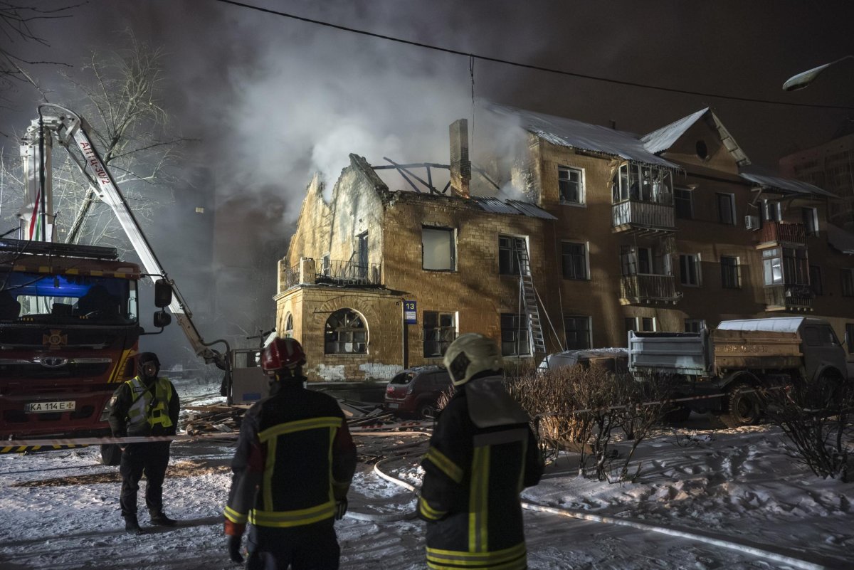 4 killed, 19 injured in Ukraine strikes, hypersonic missile launched<br><br>