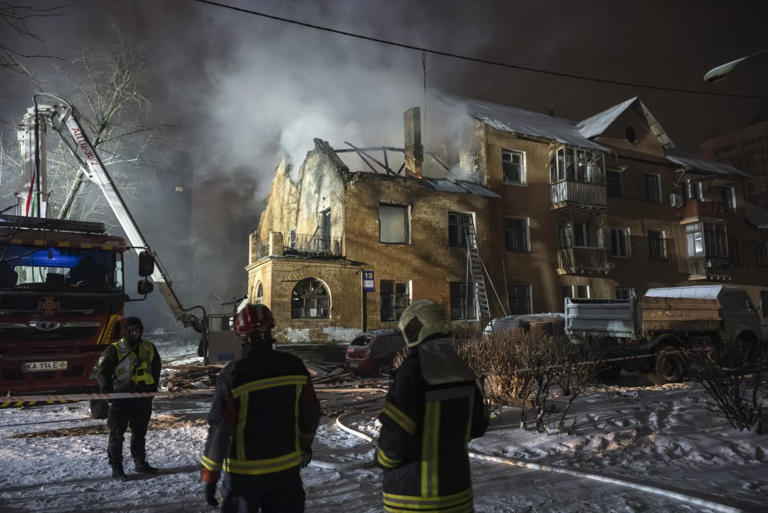 4 killed, 19 injured in Ukraine strikes, hypersonic missile launched
