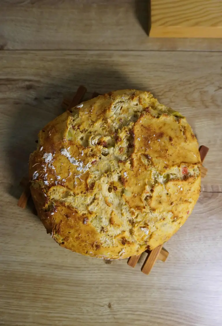 Este pão com chouriço, azeitonas e alecrim é uma verdadeira explosão de ...