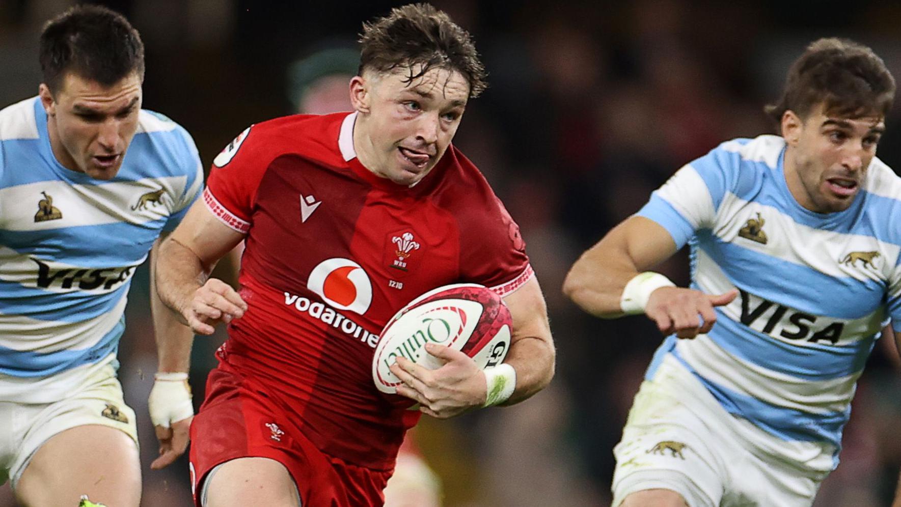 Wales fly-half Edwards signs new Ospreys contract