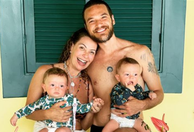 Fabiula Nascimento e Emilio Dantas recriam fotos com os filhos após 4 anos: "Obrigada por nos escolher"