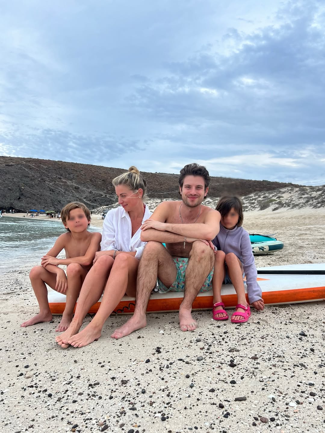 Ludwika Paleta posa por primera vez con sus tres hijos y deja ver lo grandes que están los mellizos