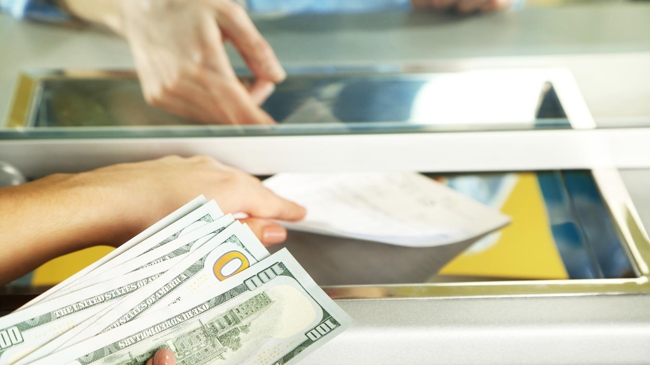 What really happens when you deposit over $5,000 cash<br><br>