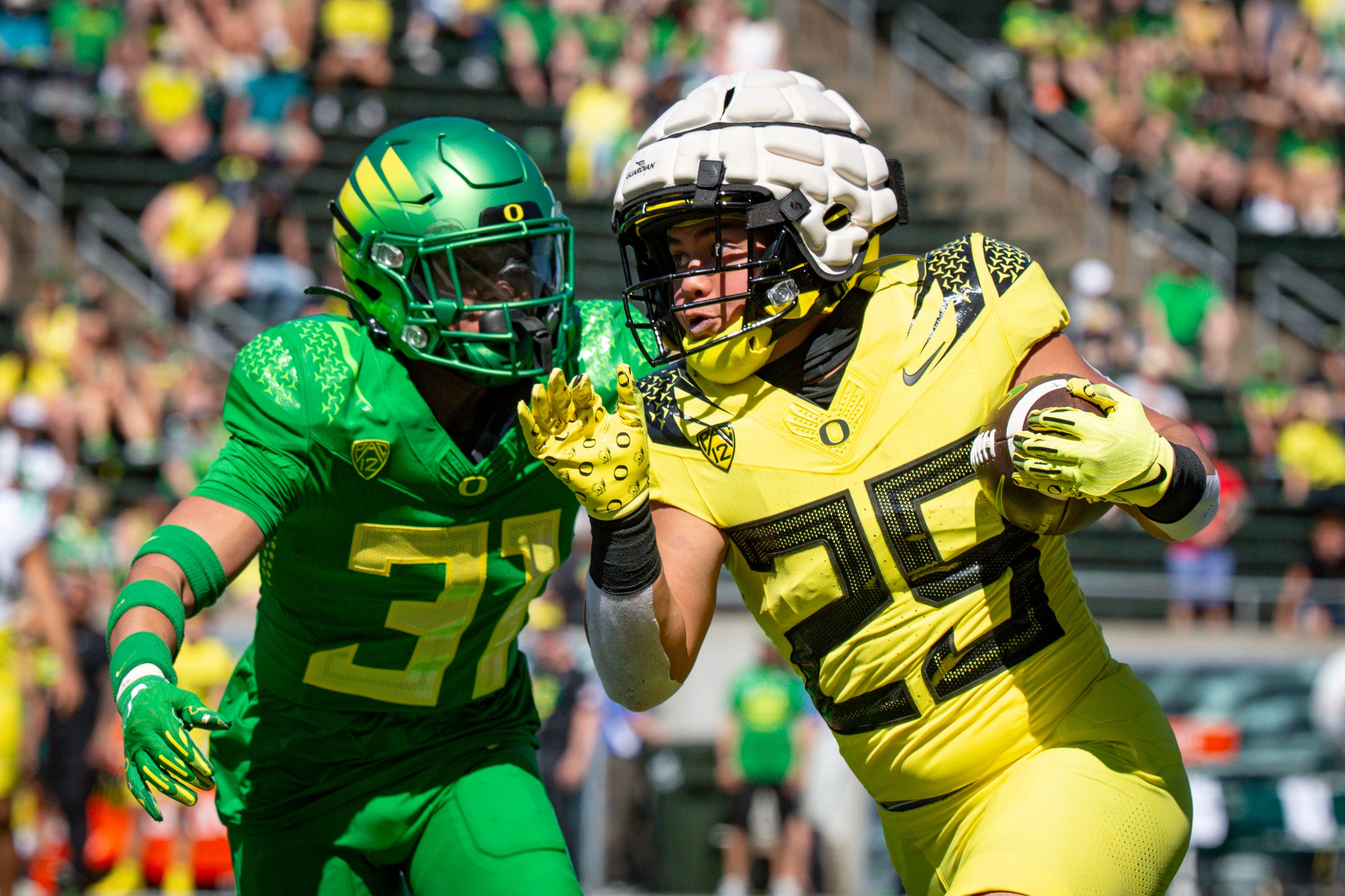 Report: Oregon Ducks move pair of defenders to RB in wake of injuries