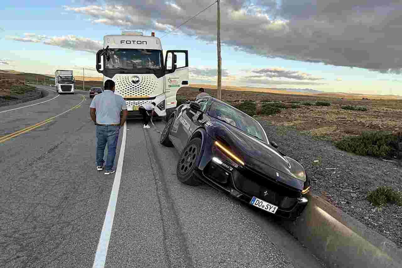 Empresário alemão retoma viagem de 30 mil km em Ferrari Purosangue após acidente no Peru