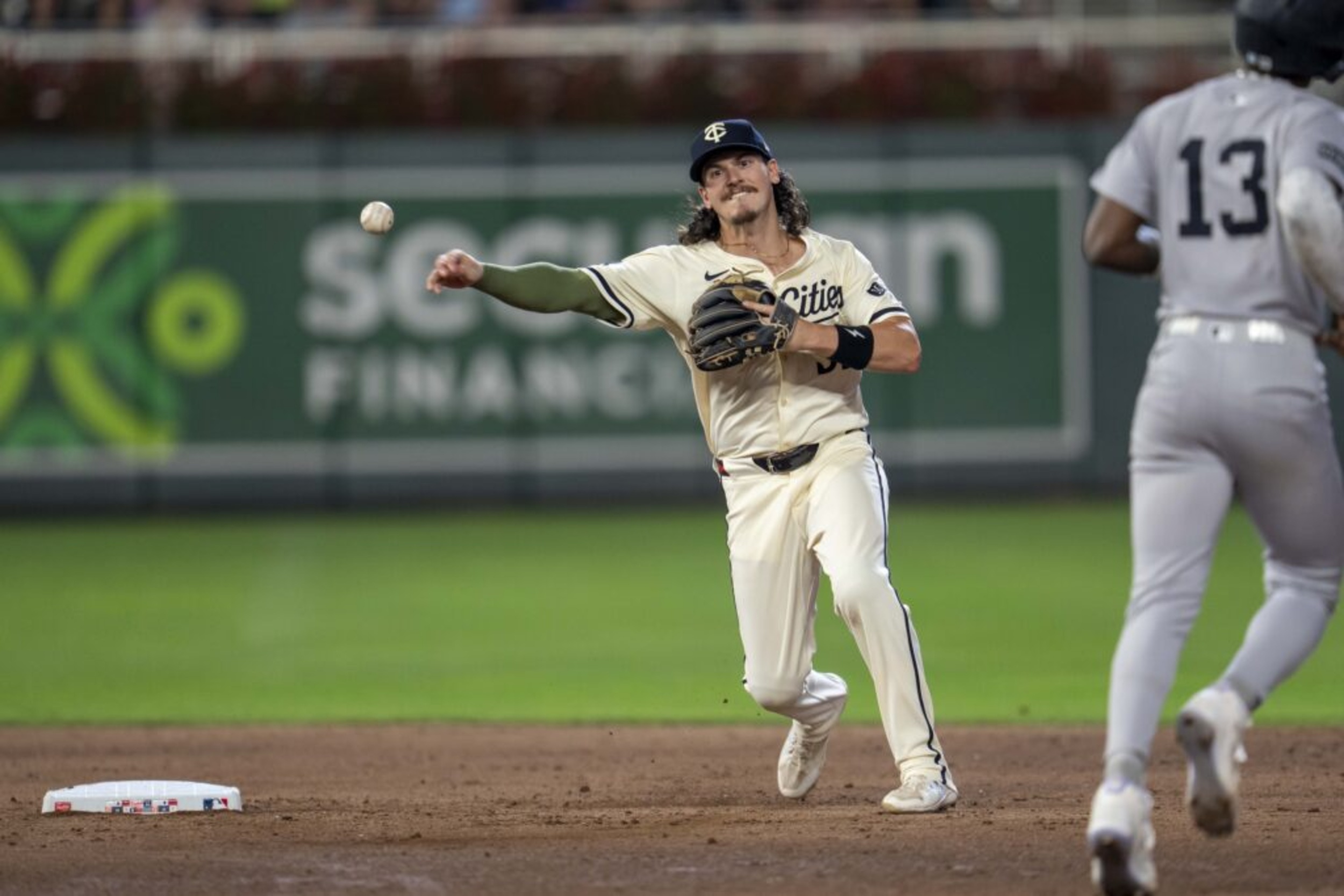 Report: Dodgers claim utility infielder off waivers from Twins
