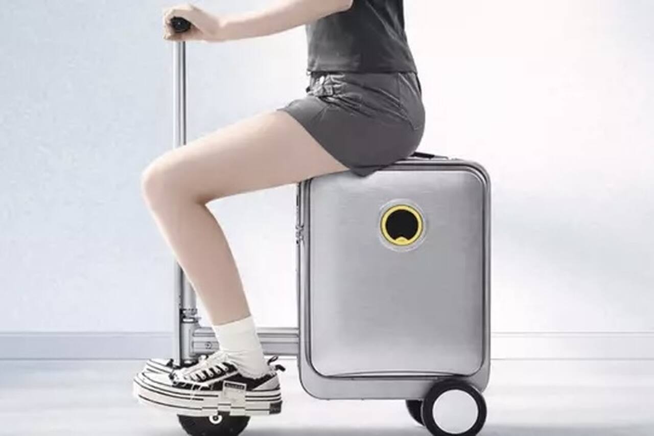 Preguiça de caminhar pelo aeroporto? Conheça a mala elétrica que vira uma lambreta