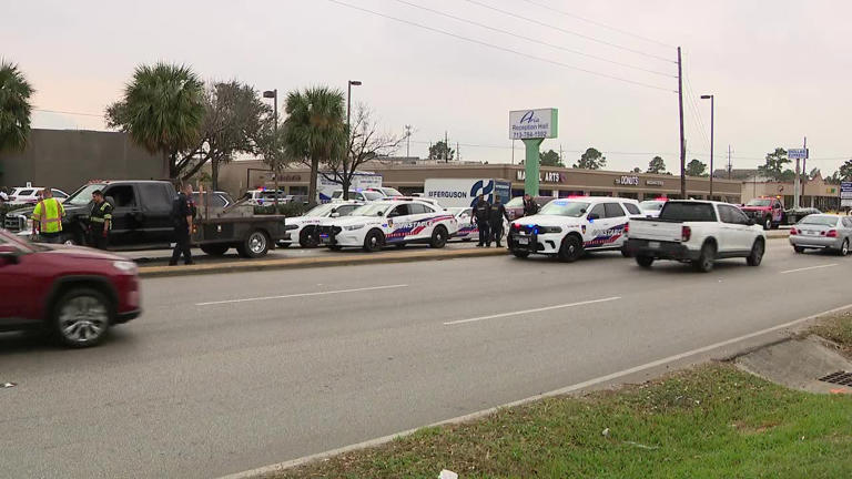 Driver in stolen truck hits multiple vehicles during Harris CO. chase ...