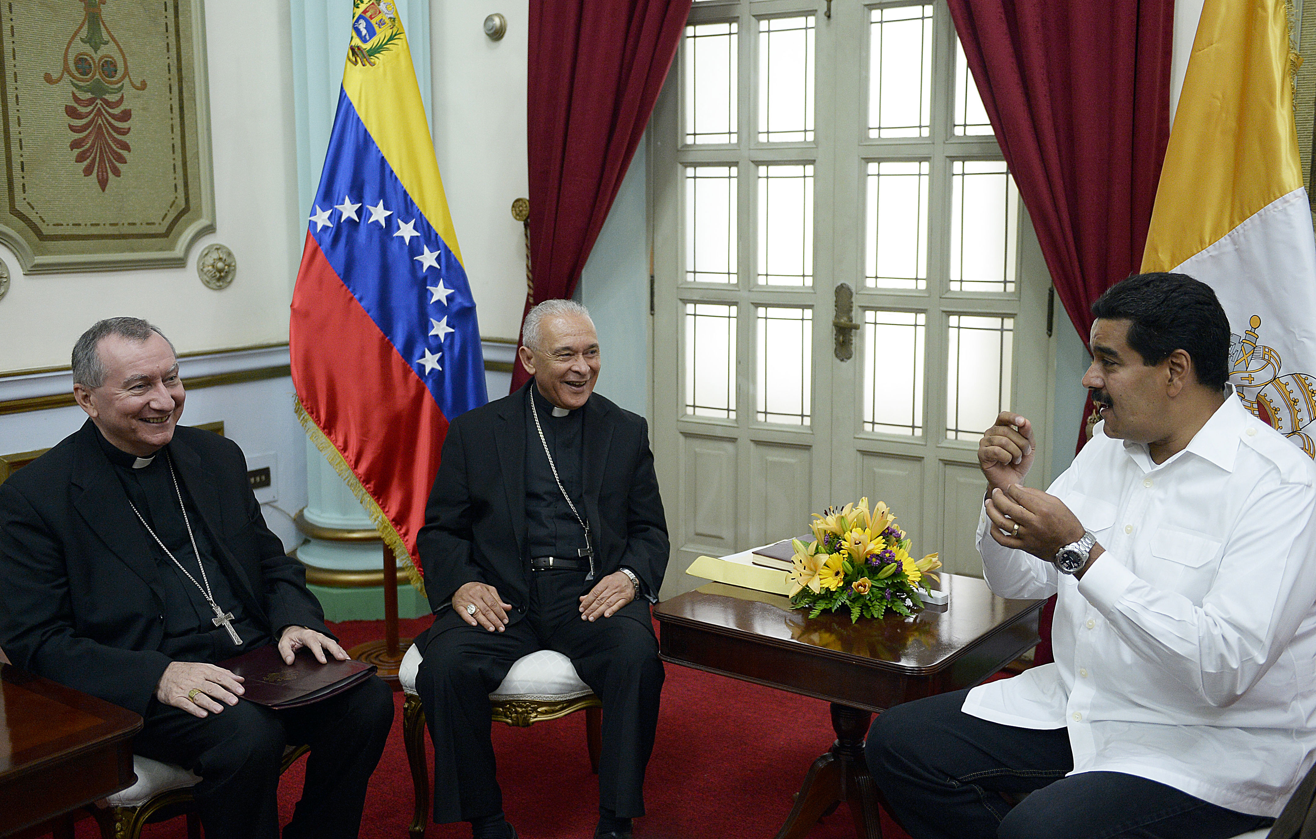 Inside the frantic global race to find an escape route for Maduro<br><br>