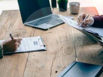 Las plataformas de empleo registran un aumento de vacantes de 36 horas semanales con salarios por debajo de los $2 millones. FOTO: GETTY