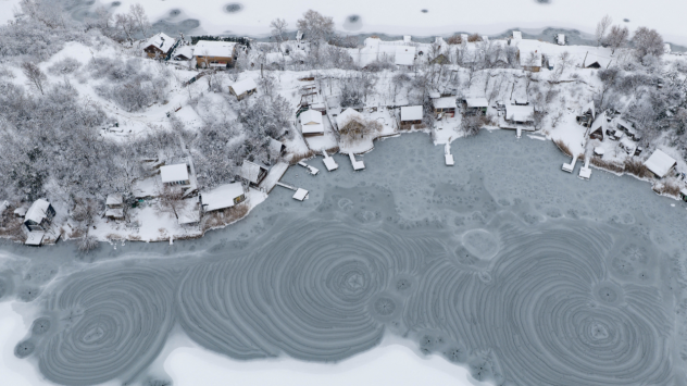 Hypnotic ice rings create a bull's-eye on frozen lakes, how the pattern ...