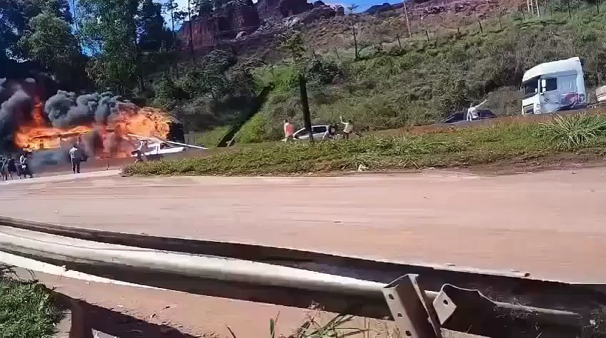 Vídeo mostra ônibus em chamas descendo a BR-381 de forma desgovernada