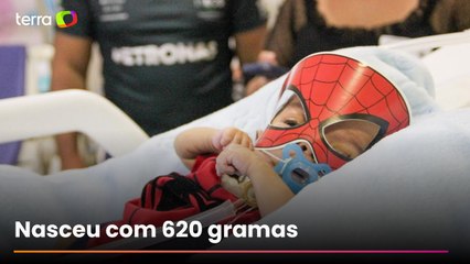 Bebê prematuro deixa hospital vestido como herói após 8 meses de internação