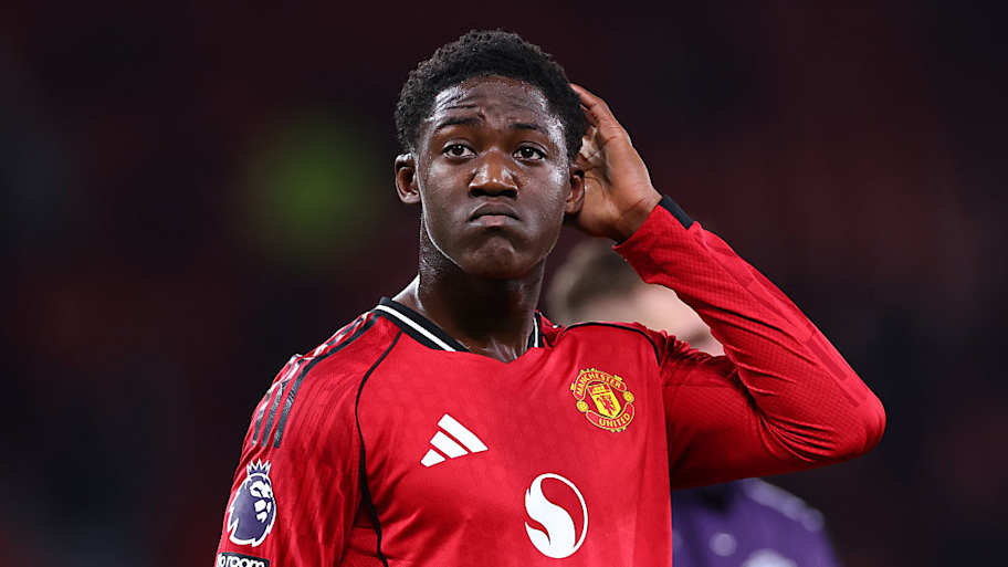 Kobbie Mainoo’s disappeared into the shadows at Old Trafford. | Robbie Jay Barratt/AMA/Getty Images