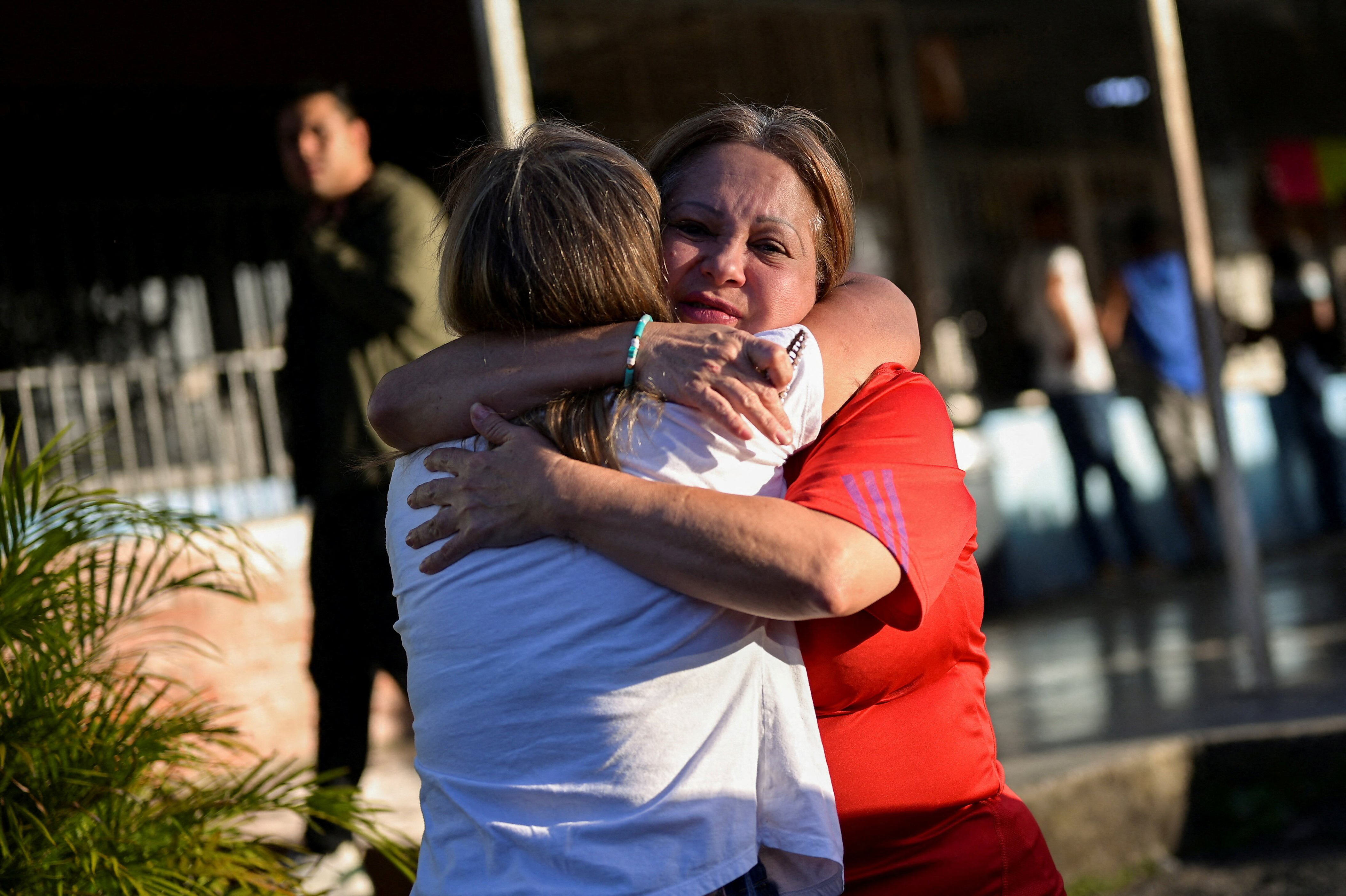 Mujeres esperan noticias de sus familiares a las afueras de El Rodeo, en Miranda.