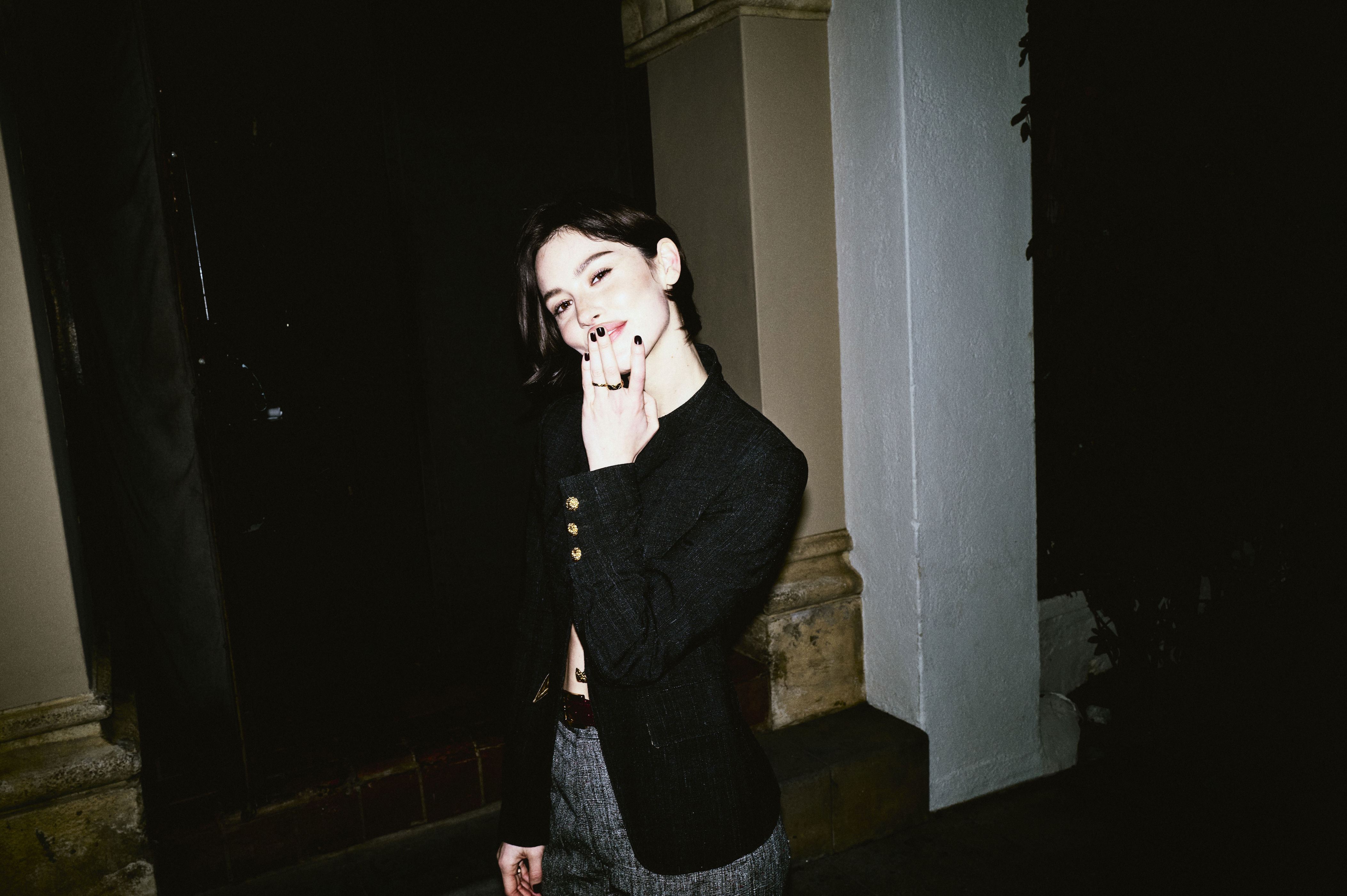 Chanel celebra a Gracie Abrams como la nueva embajadora de Coco Rush