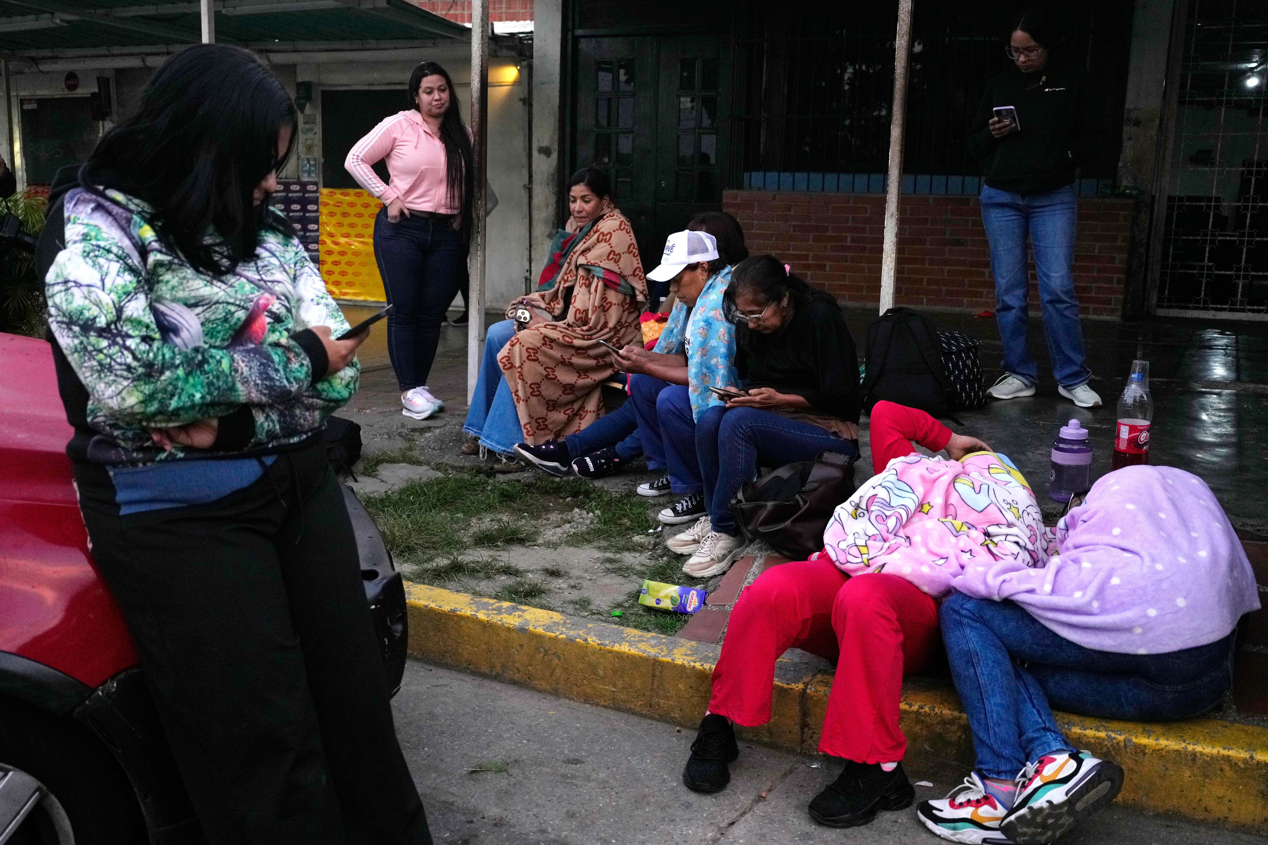 Familiares de presos políticos al exterior de la cárcel El Rodeo, este viernes.