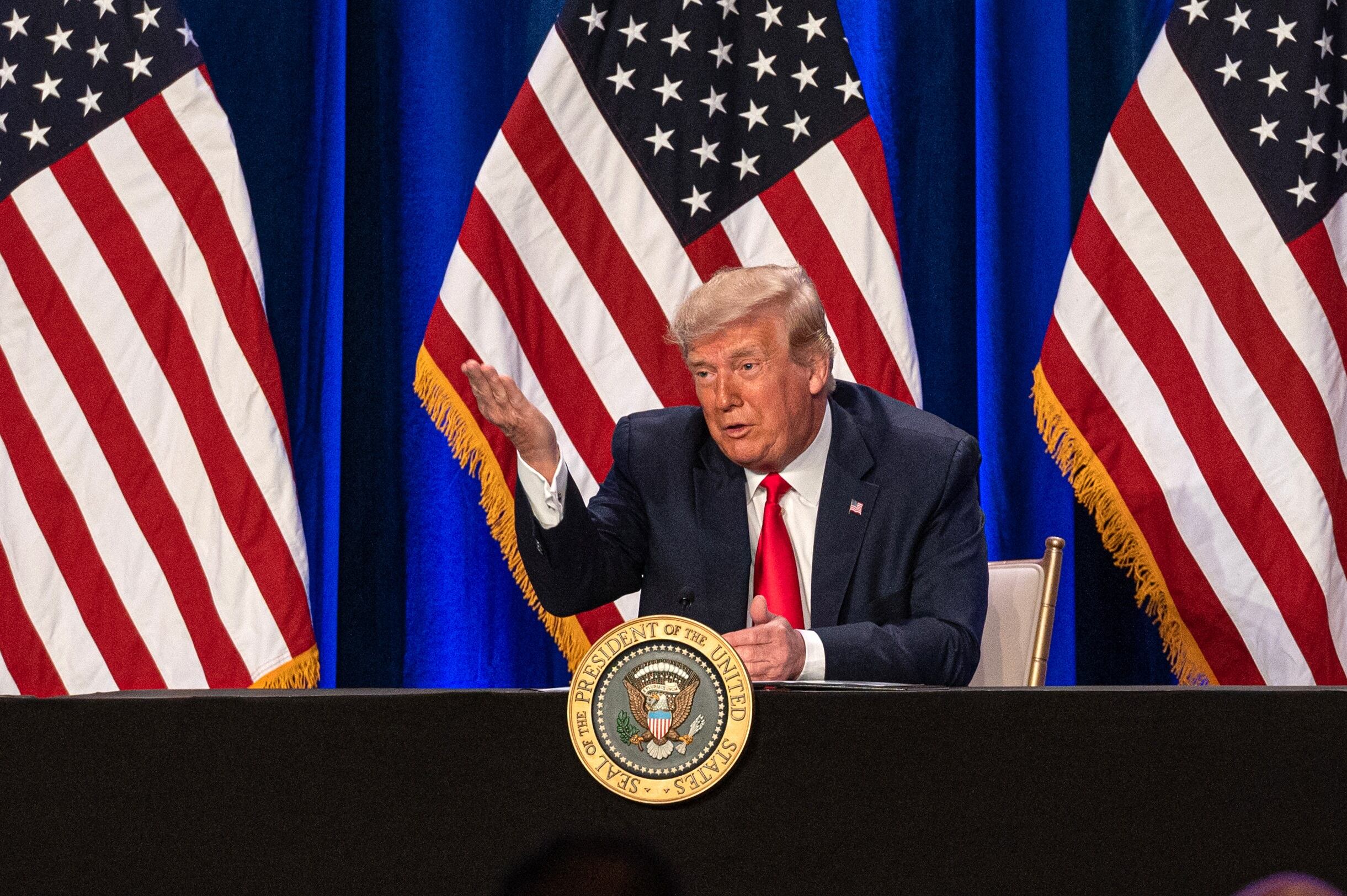 USA3890. DORAL (FL, EEUU), 25/09/2020.- El presidente de los Estados Unidos, Donald J. Trump, habla durante el encuentro de "Latinos por Trump" hoy en el complejo hotelero Trump National Doral Miami en Doral, ciudad aledaña a Miami, Florida. Trump se reúne con la comunidad latina en Miami, donde goza del apoyo de los mayoría de los cubanos y venezolanos enfrentados a sus gobiernos, pero debe conquistar a los latinos de otros orígenes, más inclinados hacia el demócrata Joe Biden. EFE/Giorgio Viera