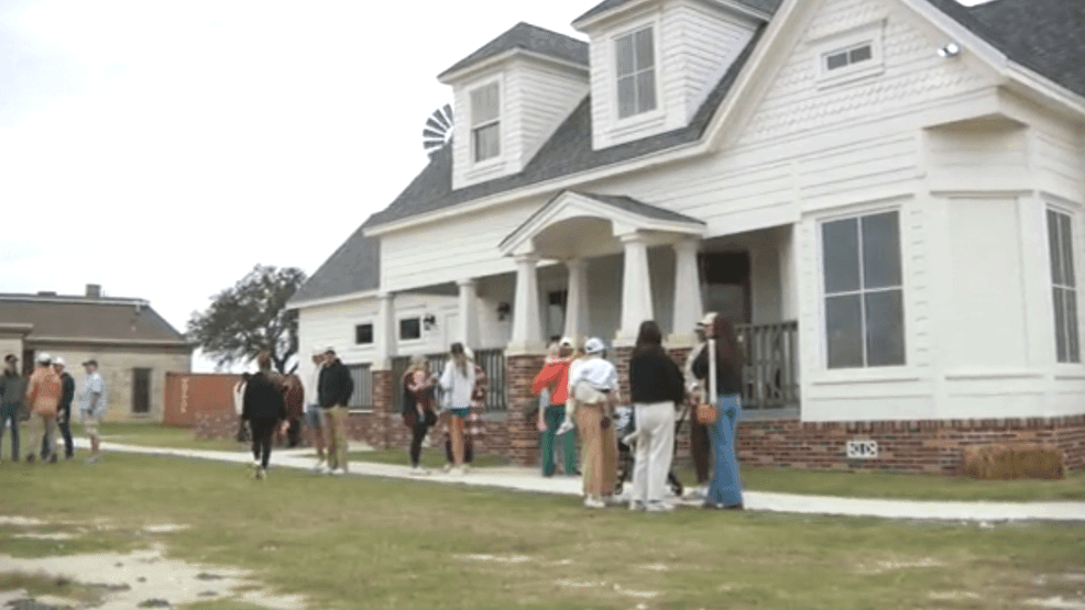 Burnet community rallies in prayer for injured former Texas star Jordan ...