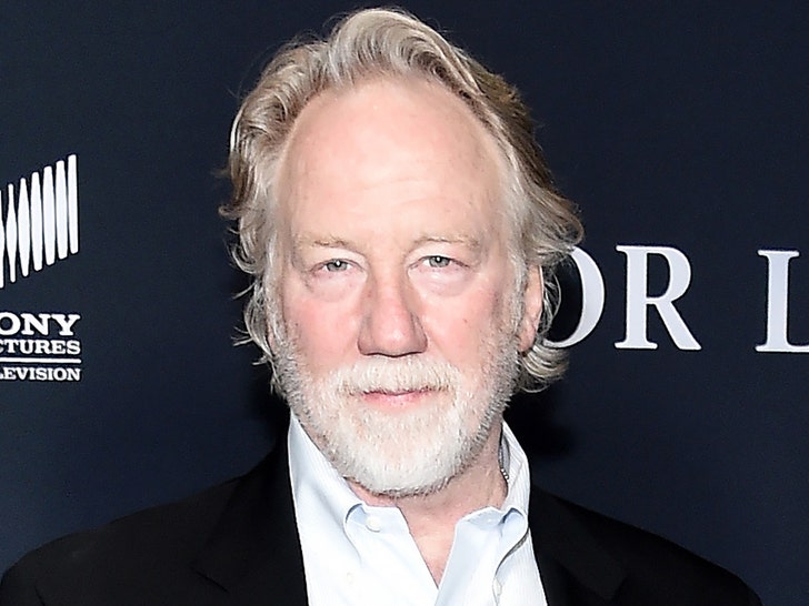 La estrella de ‘West Wing’ Timothy Busfield enfrenta cargos de abuso sexual infantil y se emite una orden de arresto.