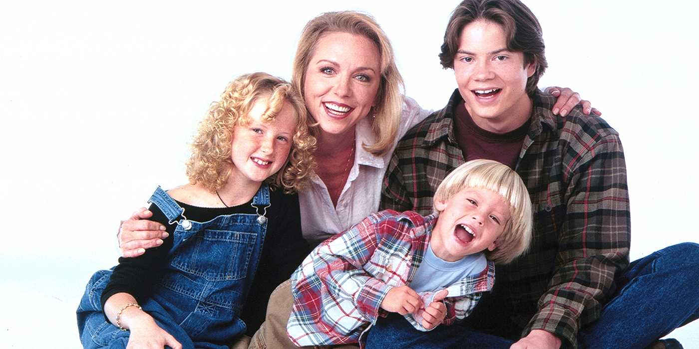 The cast of grace under fire smiling in a promo picture