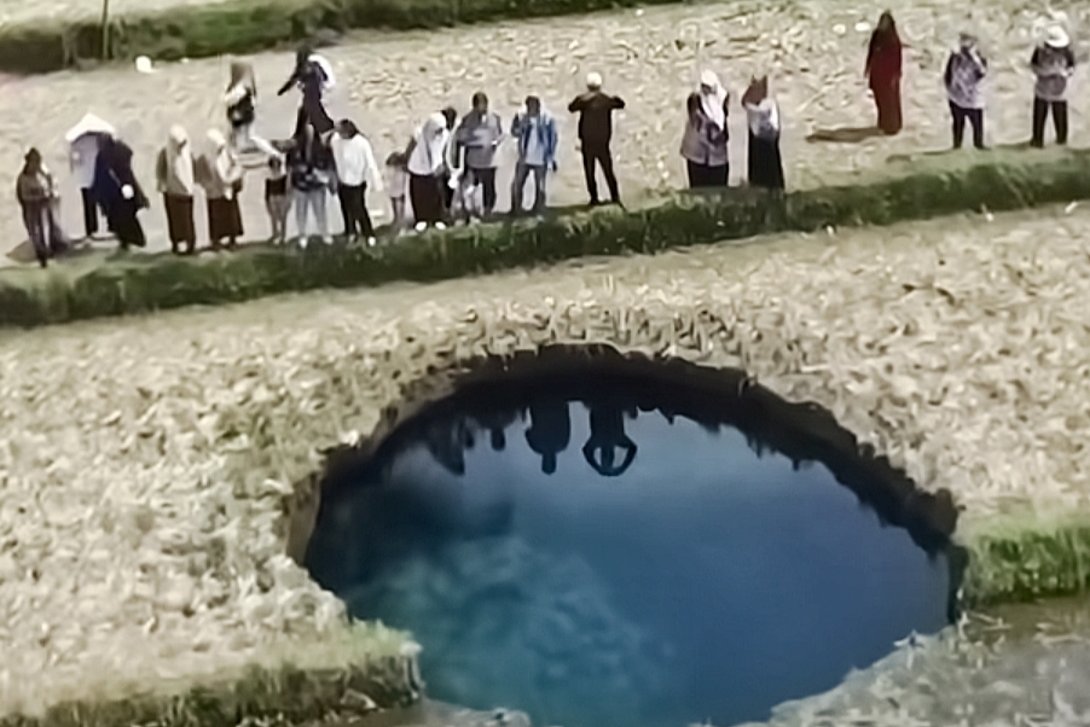 Viral warga antre ambil air dari sinkhole, pemerintah turunkan tim ahli