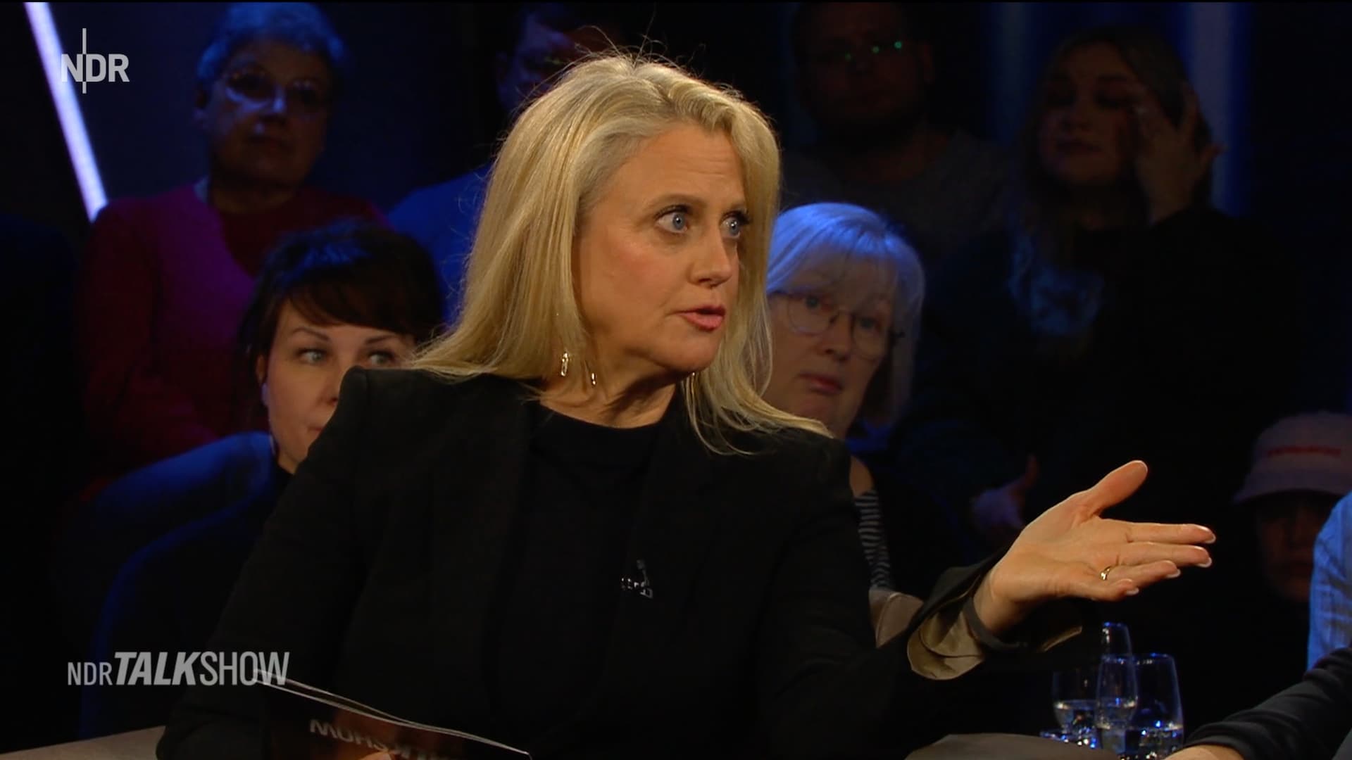 Promi-Gast platzt mit massig Verspätung in laufende Sendung von Barbara ...