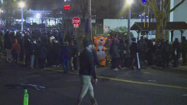 Hundreds gather at Portland ICE facility protest 2 days after shooting ...