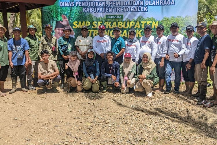 Inisiatif riset mangrove sukarelawan muda UPN Veteran Jatim gali potensi ekonomi dan lingkungan di T