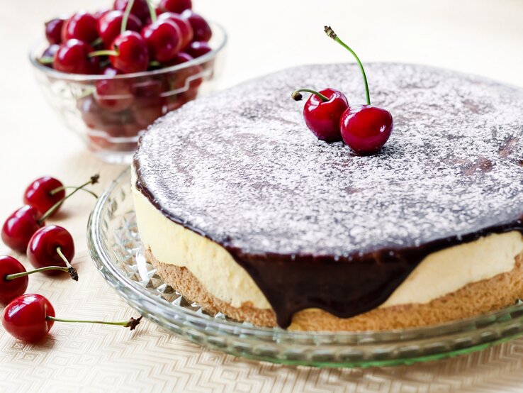 Vogelmilch-Torte mit Schokoladenglasur und Kirschen