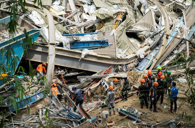 Death toll in Philippines landfill collapse rises to 4