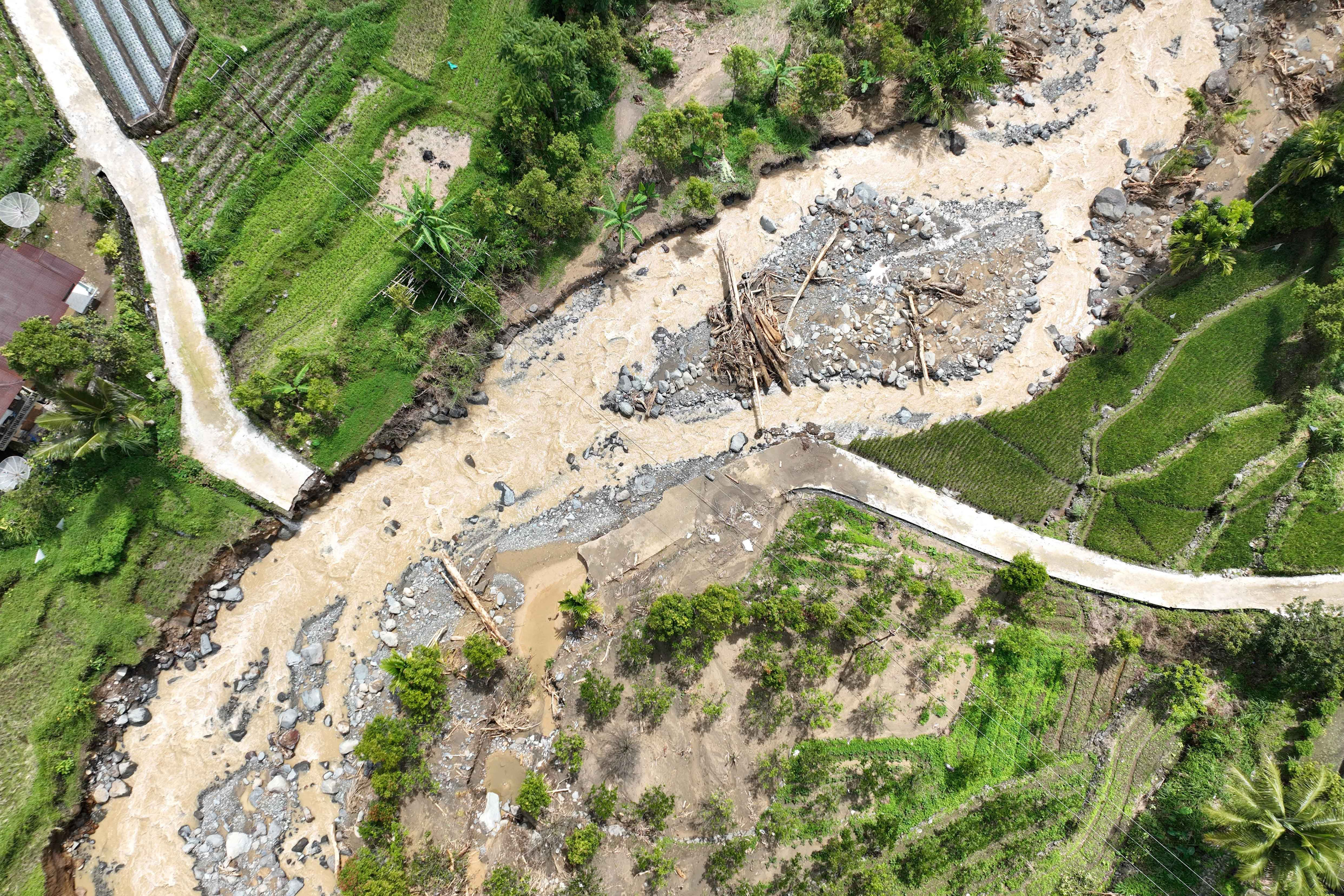 Pulihkan akses, anggota Brimob perbaiki jalan-gorong-gorong di Kabupaten Agam