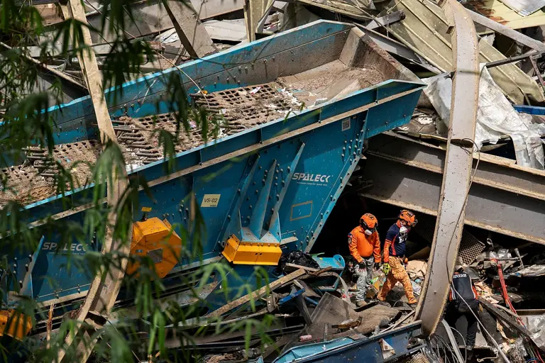 'Racing against time': Death toll rises after Philippines trash site ...