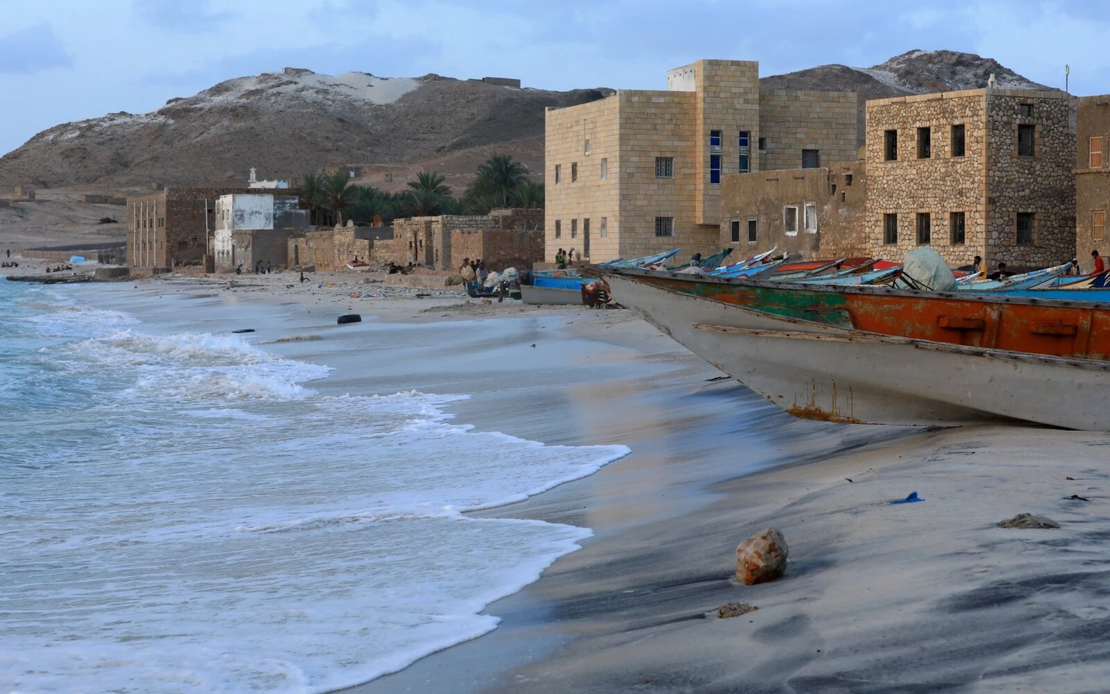 Yemen completes evacuation of stranded tourists on Socotra Island(00)