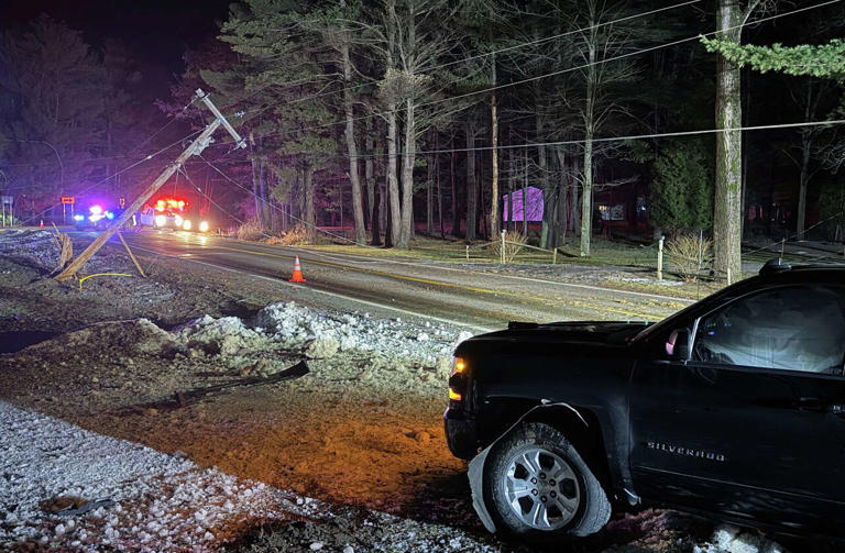 Sanford crash knocks down power pole, leaves 220 without power