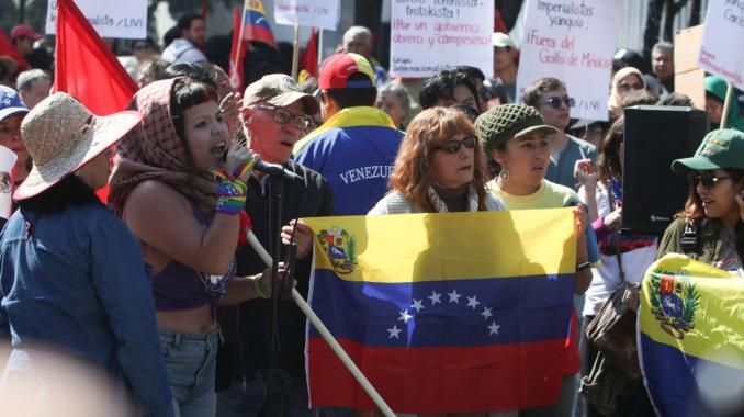 Colectivos marchan hacia la SRE por Maduro y Cilia Flores